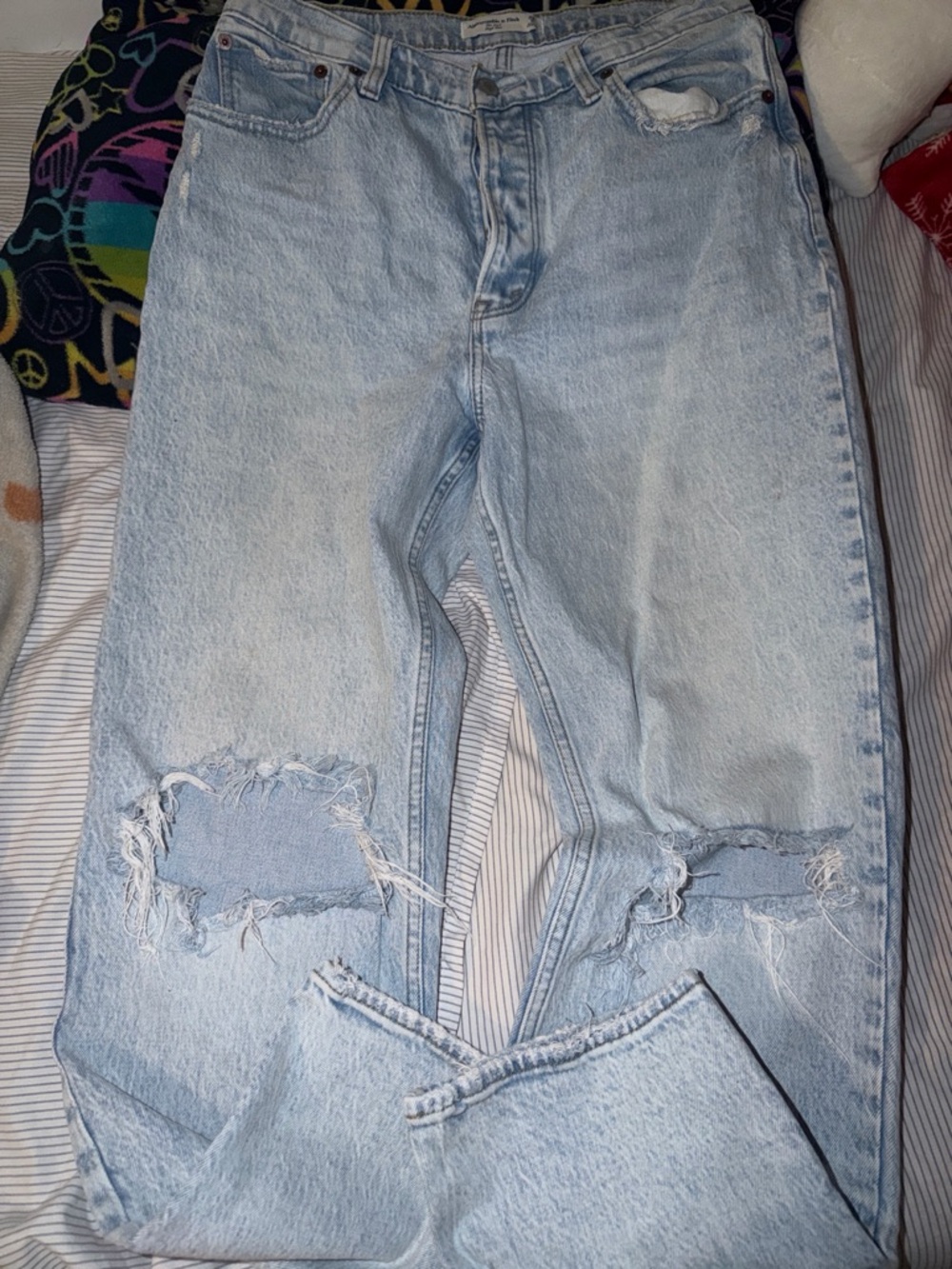 Abercrombie & Fitch Light Wash Distressed Relaxed Jeans size 6 R